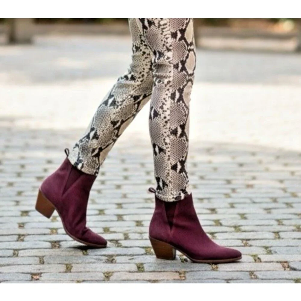 Cole Haan NWOB womens soft plum suede ankle boots 2 in. heels size 7.5B elegant